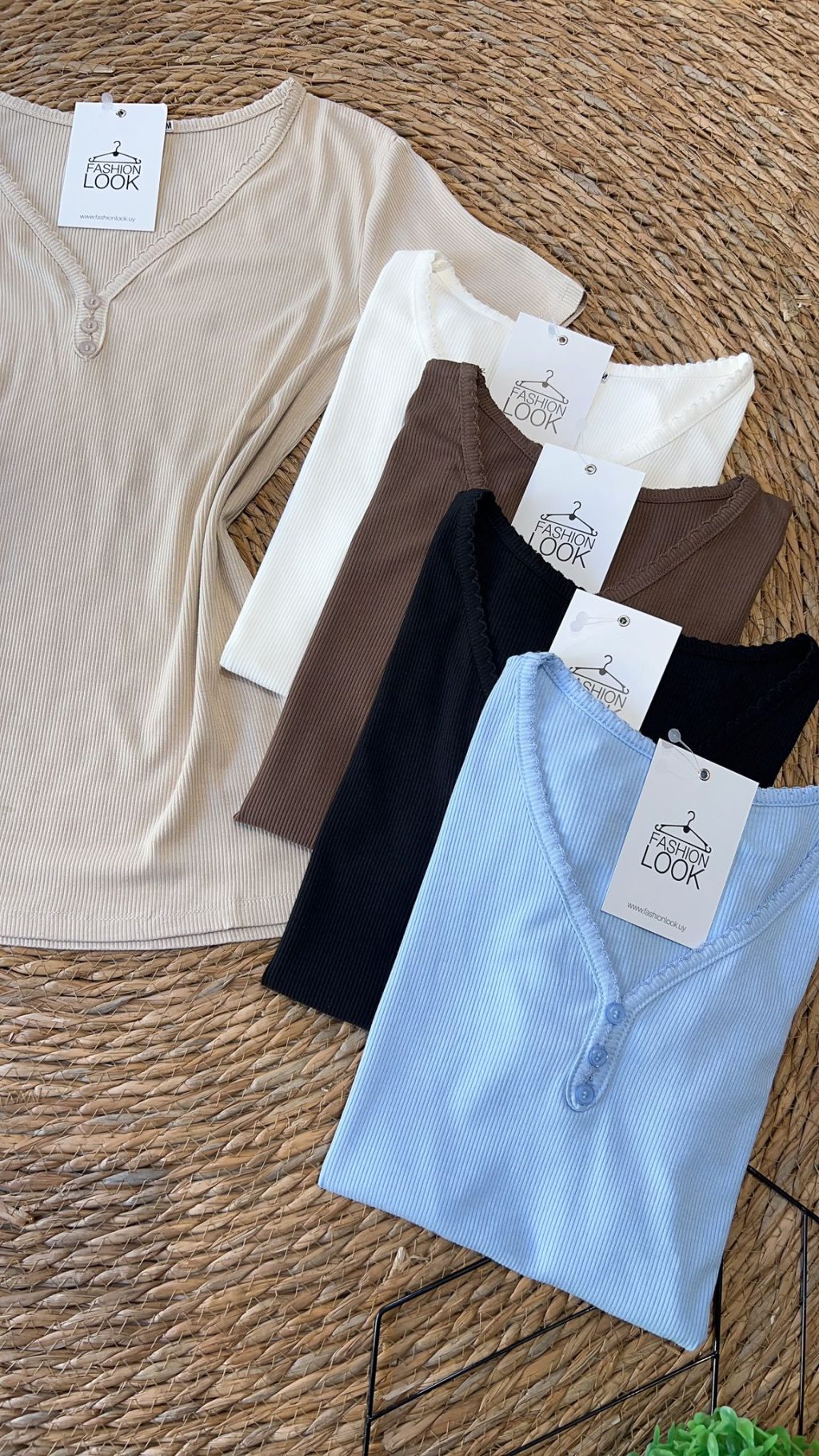 Blusa básica con botón - Imagen 2